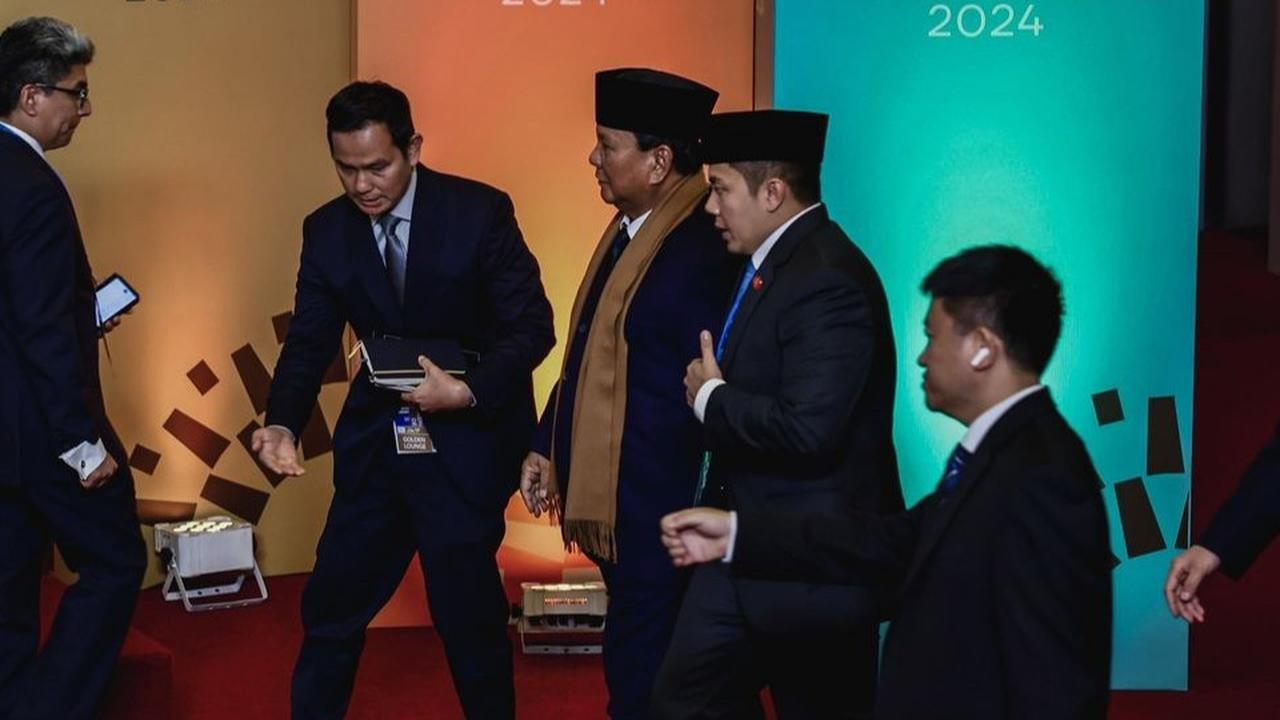 VIDEO: Sigap Mayor TNI Teddy Rapikan Syal Prabowo Depan Pemimpin Negara di KTT Apec