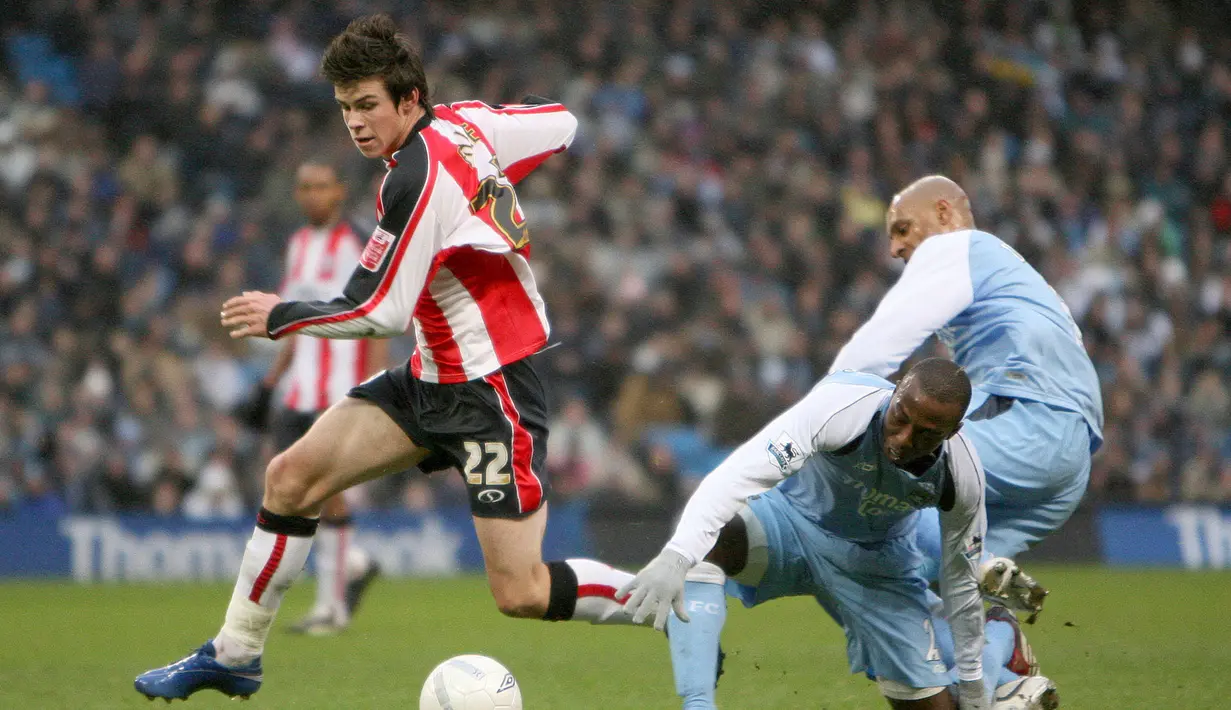 Pemain Southampton Gareth Bale (kiri) menjauh dari pemain Manchester City Hatem Trabelsi (tengah) dan Ousmane Dabo (kanan) pada pertandingan sepak bola putaran keempat Piala FA di Stadion City of Manchester, Manchester, Inggris, 28 Januari 2007. Bale memulai karier di akademi Southampton pada tahun 2005 hingga dipromosikan ke skuat tim utama Southampton pada musim 2006–2007. (AP Photo/Dave Thompson, File)