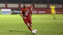 2. Otavio Dutra - Dutra menjadi pemai baru yang bergabung dengan Persija di musim ini. Namun, kualitasnya sebagai bek tidak diragukan lagi. Di laga debutnya bersama Persija, bek berusia 36 tahun ini turut menyumbangkan 1 gol. (Bola.com/Yoppy Renato)