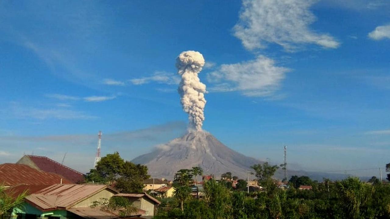 Gunung Sinabung Erupsi Besar, Kolom Abu Membumbung 3,5 Kilometer
