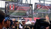 Warga yang tergabung dalam Aliansi Komunitas Budaya Jawa Barat (sunda) melakukan aksi di depan Gedung DPR, Jakarta, Kamis (27/1/2022). Massa menuntut anggota DPR F-PDIP Arteria Dahlan dipecat dari anggota dewan karena dinilai melakukan penghinaan terhadap budaya sunda. (Liputan6.com/Angga Yuniar)