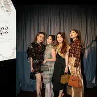 Momen ini sekaligus menjadi ajang unjuk gaya kompak mereka dalam balutan busana motif ikat, sentuhan warisan Nusantara yang dipadukan dengan kemewahan tas Hermès yang ikonik. [@jscmila].