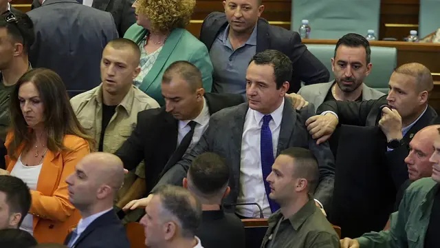 PM Kosovo Albin Kurti disiram air oleh seorang anggota parlemen.(AP)