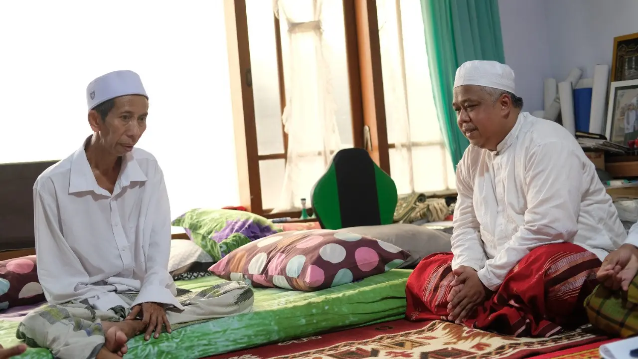 Ketua PKS Jatim Kang Irwan sowan sekaligus menjenguk KH Abdul Jalal, pengasuh Pondok Pesantren Nurul Qadim Probolinggo. (Istimewa).