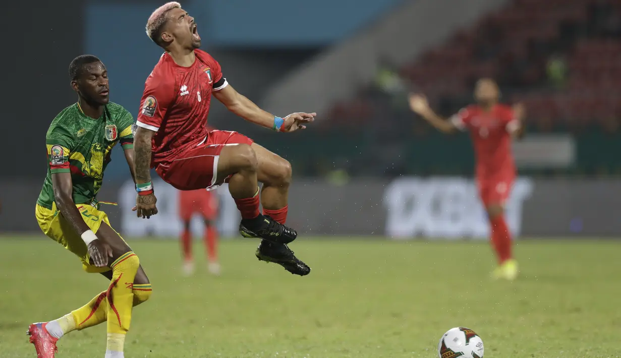 Bek Mali, Bourbakar Kouyate berebut bola dengan penyerang Guinea Khatulistiwa, Iban Salvador pada babak 16 besar Piala Afrika 2021 di Stadion Limbe, Kamis (27/1/2022) dini hari WIB. Guinea Ekuatorial mempermalukan Timnas Mali 6-5 (0-0) dalam adu penalti. (AP Photo/Sunday Alamba)