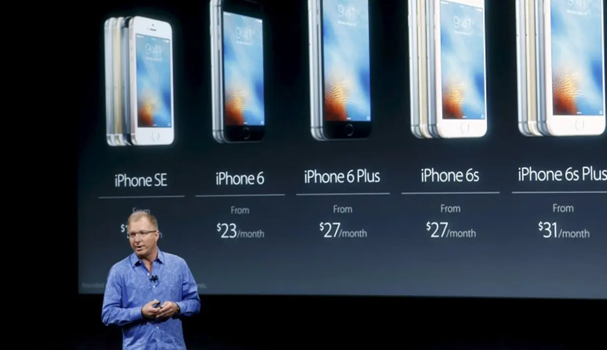  Wakil Presiden Apple, Greg Joswiak saat memperkenalkan iPhone SE saat peluncurannya di kantor pusat Apple di Cupertino, California (21/3). Gadget berukuran 4 inci ini harganya mencapai USD 399 atau sekitar Rp 5,2 juta. (REUTERS/Stephen Lam)