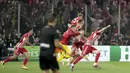 Para pemain Olympiakos dari bangku cadangan berlari memasuki lapangan merayakan kemenangan 1-0 atas Fiorentina sesaat setelah berakhirnya laga final Europa Conference League 2023/2024 di OPAP Arena, Athena, Yunani, Rabu (29/5/2024). (AP Photo/Petros Giannakouris)