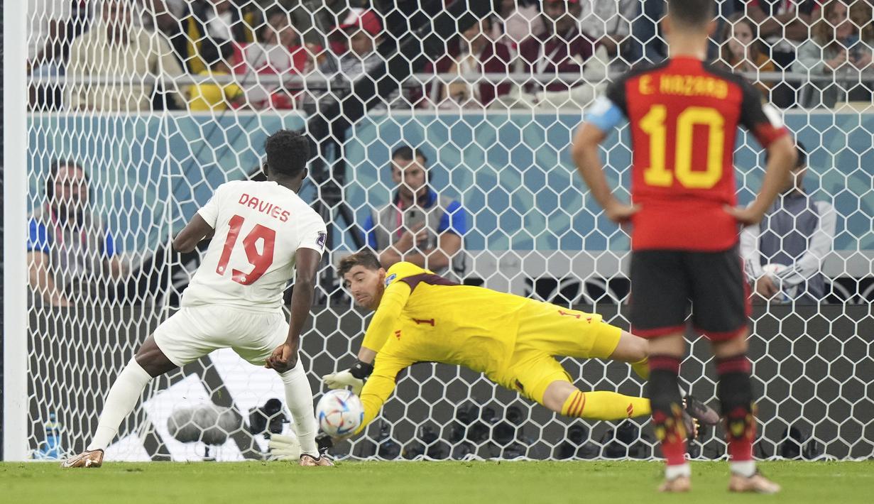 Thibaut Courtois. Pada matchday pertama Grup F Piala Dunia 2022 (23/11/2022), kiper Timnas Belgia berusia 30 tahun ini sukses menggagalkan eksekusi penalti striker Kanada, Alphonso Davies. Ia berhasil menepis tendangan Alphonso Davies yang diarahkan ke sudut kanan gawang. Laga pun akhirnya dimenangkan Belgia 1-0. (The Canadian Press via AP/Nathan Denette)