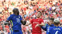 Diogo Jota (Liverpool) berduel udara saat berhadapan dengan Chelsea Para pemain Chelsea merayakan gol yang dicetak Kai Havertz ke gawang Liverpool dalam lanjutan Liga Inggris 2021/2022, Sabtu (28/9/2021). (Paul Ellis/AFP)