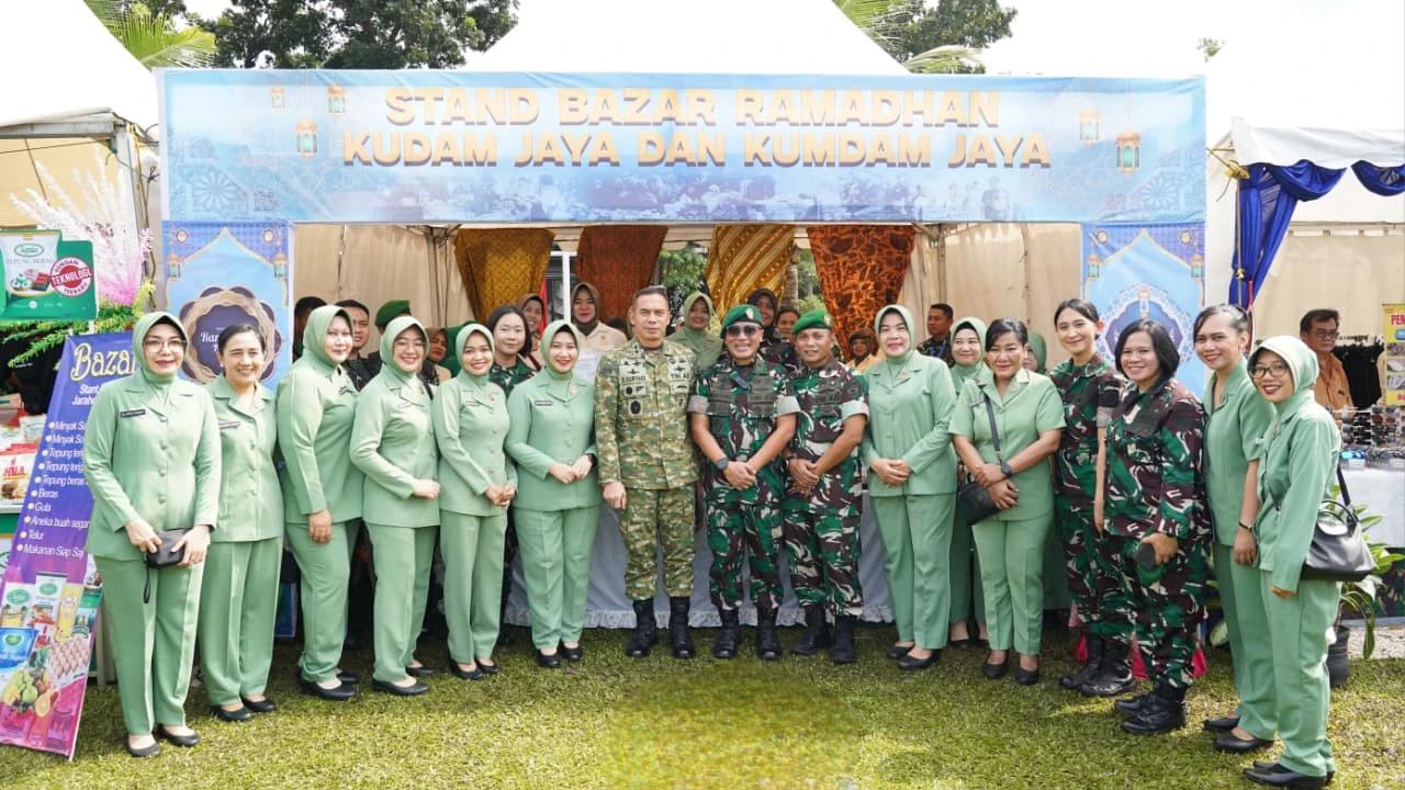 Pangdam Jaya Buka Bazar Murah, Prajurit dan Warakawuri Dapat Bingkisan Ramadan