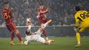 Pemain AC Milan, Olivier Giroud, berusaha mengadang tendangan pemain AS Roma, Stephan El Shaarawy pada leg kedua perempat final Liga Europa di Stadion Olimpico, Roma, Jumat (19/4/2024).  (AP Photo/Andrew Medichini)