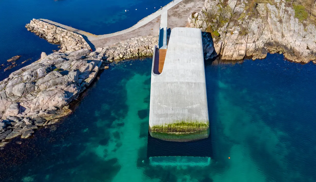 Pemandangan restoran yang sebagian bangunannya tenggelam ke dalam air di bawah perairan Atlantik Utara di Kristiansand, Norwegia, 19 Maret 2019. Dinamakan Under, restoran ini menjadi restoran bawah laut pertama di Eropa (Tor Erik SCHRODER/NTB Scanpix/AFP)
