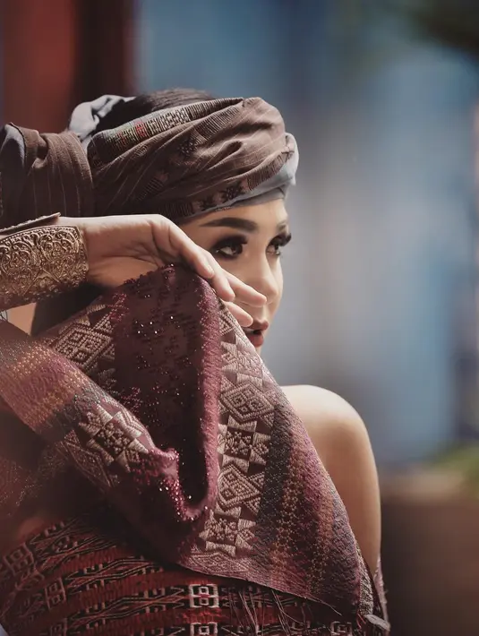 "Mereka yang menghakimi tidak akan bisa memahami. Dan mereka yang memahami tidak akan pernah menghakimi," tulis Yuni Shara. "Hidup adalah Persepsi ," tulis dalam foto lain. "Senyumku dibalik Ulos," lanjutnya lagi. (Instagram/yunishara36)