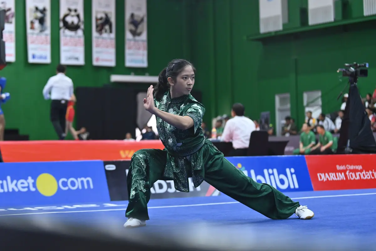 Aksi atlet wushu di ajang PON Bela Diri 2025