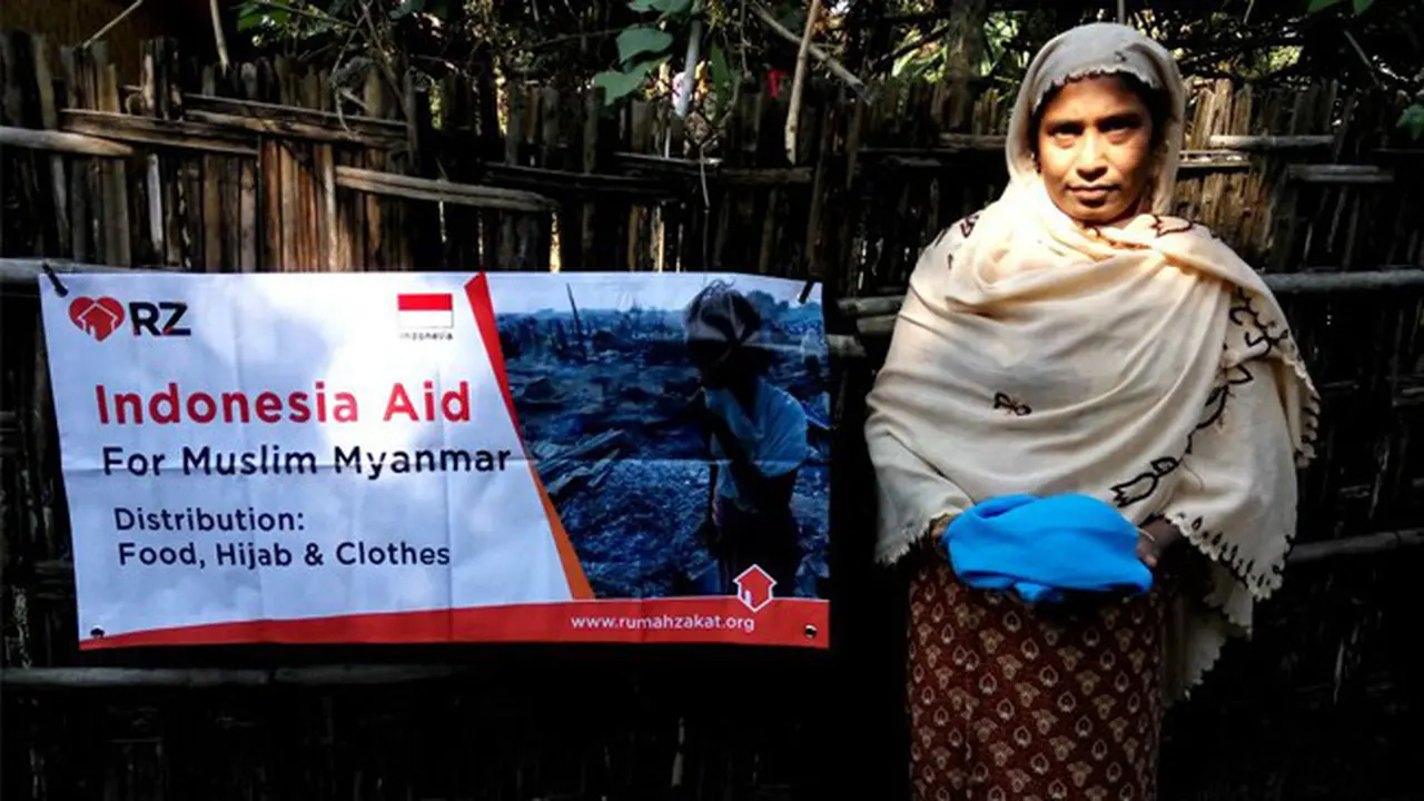Hijab dan Logistik untuk Muslim Rohingya