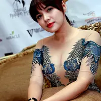 Ada 10 baju yang akan ditampilkan pada peragaan nanti di New York, dan Vicky Shu mempersiapkan 16 desain sepatu yang ia rancang. (Wimbarsana Kewas/Bintang.com)