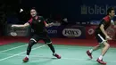 Ganda putra Indonesia, Hendra Setiawan / Mohammad Ahsan, mengembalikan kok saat melawan Yuta Watanabe / Hiroyuki Endo, pada Indonesia Open 2019 di Istora Senayan, Jumat (19/7). Hendra / Ahsan menang 21-15 9-21 22-20. (Bola.com/Yoppy Renato)