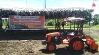 PT Pupuk Kalimantan Timur (PKT) salurkan satu unit traktor bagi kelompok tani Desa Nengke, Distrik Pantai Timur Bagian Barat, Kabupaten Sarmi Papua. (dok: PKT)