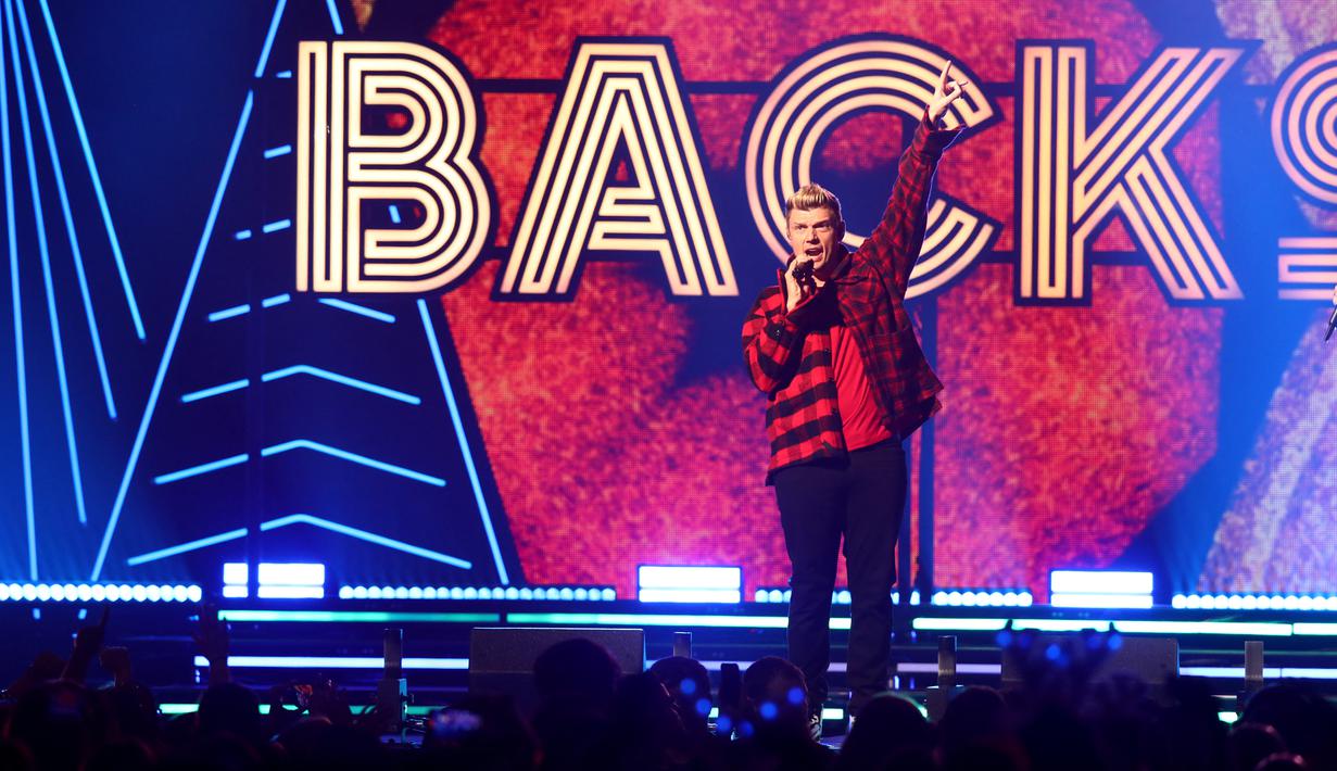 Aksi panggung personil Backstreet Boys, Nick carter selama Jingle Ball 2022 iHeartRadio KISS108 di TD Garden pada 11 Desember 2022 di Boston, Massachusetts (11/12/2022). Backstreet Boys menyanyikan lagu-lagu hits mereka. (Adam Glanzman/ Getty Images untuk iHeartRadio/AFP)