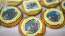Orang-orang telah mampir ke etalase toko kue tersebut untuk mengambil foto lalu mengunggahnya ke media sosial. (Patricia DE MELO MOREIRA / AFP)