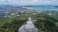 Foto dari udara menunjukkan patung Buddha Raksasa di Phuket, Thailand, 14 September 2020. Phuket, pulau terbesar di Thailand, terletak di pantai barat negara tersebut di Laut Andaman. (Xinhua/Zhang Keren)