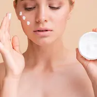 ilustrasi menggunakan moisturizer/copyright&nbsp;freepik.com/freepik