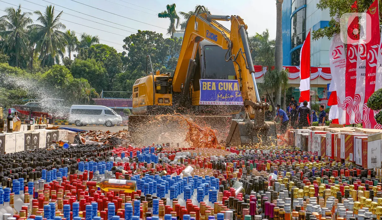 Sebagai informasi, pemusnahan yang dilakukan tidak hanya di Kantor Bea dan Cukai Pusat saja, namun juga dilakukan secara serentak di TPP Bea dan Cukai Cikarang, Bekasi. (merdeka.com/Arie Basuki)