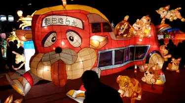 Sebuah lentera yang berbentuk anjing dipajang saat Festival Lentera di Taipei (24/2). Festival Lentera atau Lantern Festival ini digelar pertama kali pada tahun 1990. (AFP/Sam Yeh)