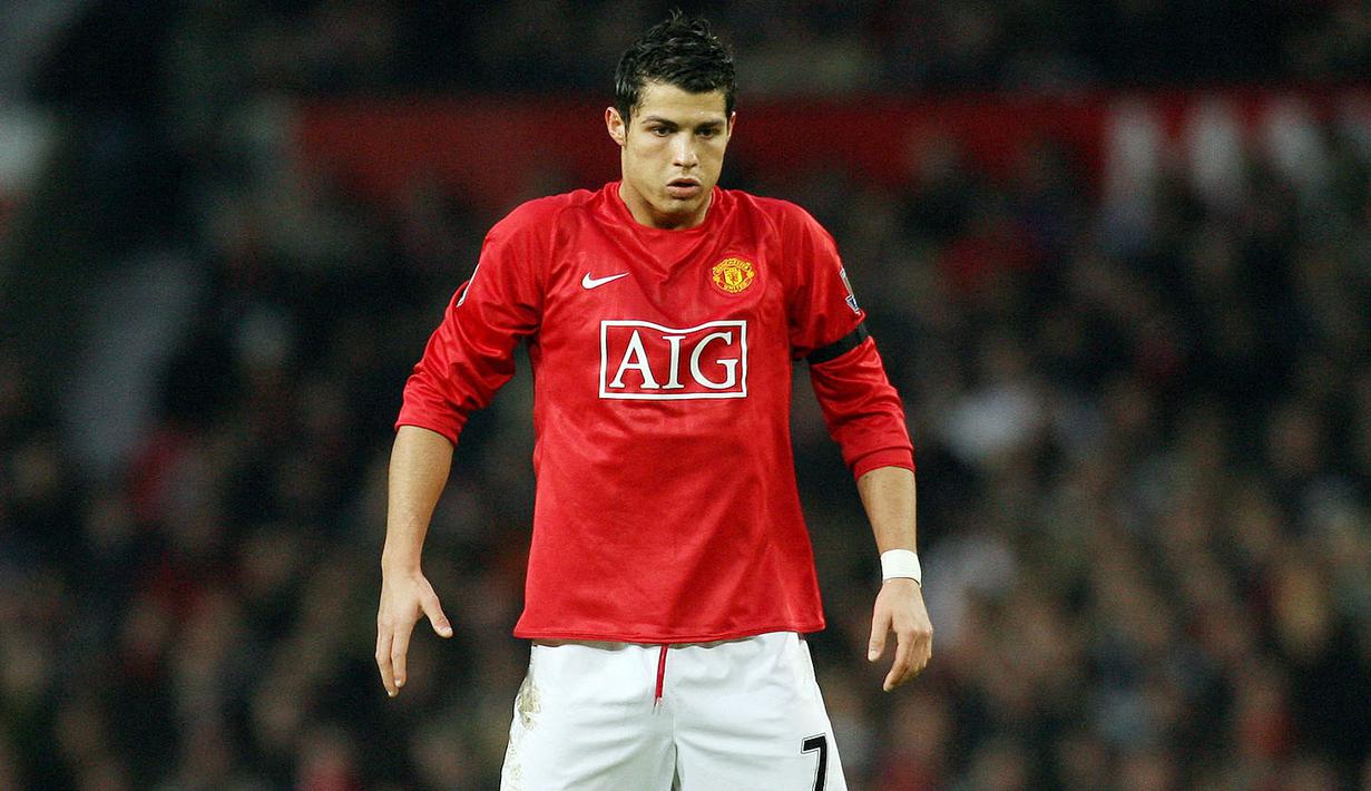 Cristiano Ronaldo - CR7 yang baru kembali ke Manchester United dinobatkan sebagai pemain dengan gaji termahal di Liga Inggris saat ini. Megabintang asal Portugal tersebut menerima gaji mencapai 510 ribu pounds per pekan. (Foto: AFP/Paul Ellis)