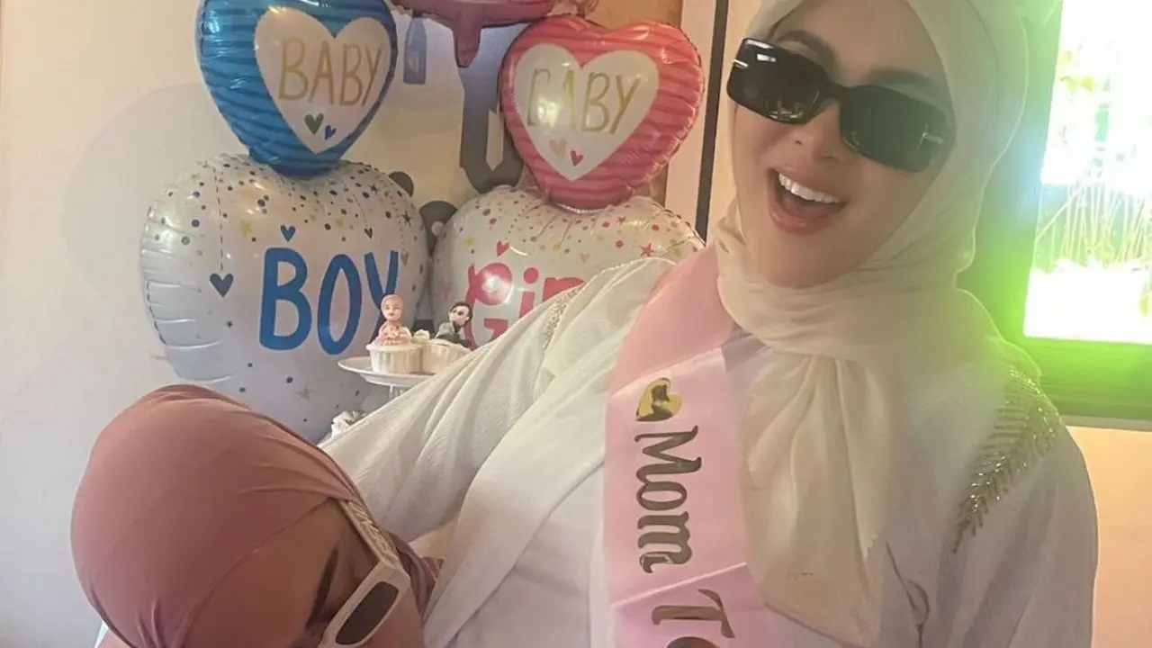 Syahrini saat diberi kejutan baby shower oleh ibu dan adiknya