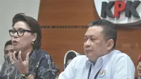 Wakil ketua KPK, Basaria Panjaitan (kiri) memberi keterangan saat konfrensi pers di gedung KPK, Jakarta (4/4). Bentuk dari kerja sama kedua instansi tersebut berupa penandatanganan nota kesepahaman. (Liputan.com/Helmi Afandi)