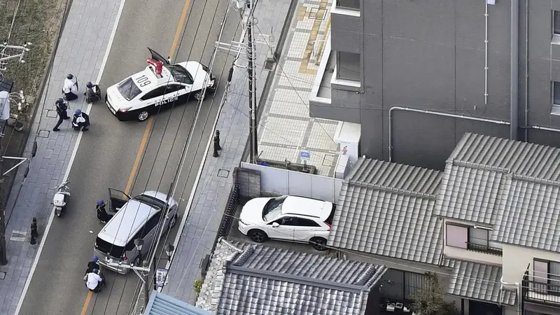 Petugas di luar kantor pos tempat seorang pria yang diyakini pelaku penembakan di RS Toda bersembunyi di Warabi, Prefektur Saitama, utara Tokyo, pada 31 Oktober. (AP)