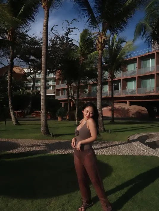 Potret gaya Rachel Vennya yang juga mengundang perhatian adalah ini. Ia mengenakan sebuah swimsuit cokelat yang dipadukan dengan celana panjang yang menerawang bernuansa senada. [Foto: Instagram/rachelvennya]