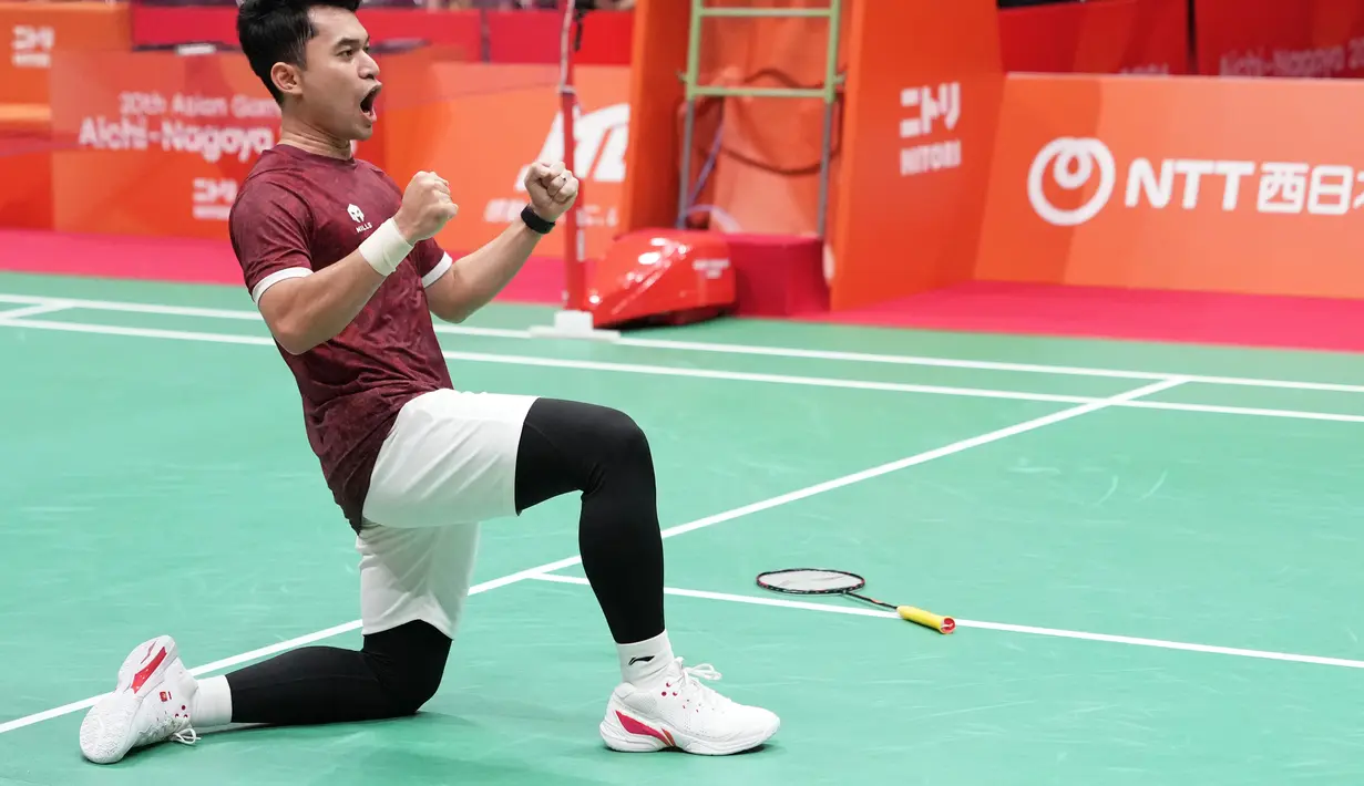 Pebulu tangkis ganda putra Indonesia Leo R. Carnando merayakan kemenangan setelah mengalahkan ganda China Liu Yi dan He Ji Ting dalam final bulu tangkis beregu putra pada Asian Games di Ichinomiya City, Jepang, Kamis (24/9/2026). (AP Photo/Aaron Favila)