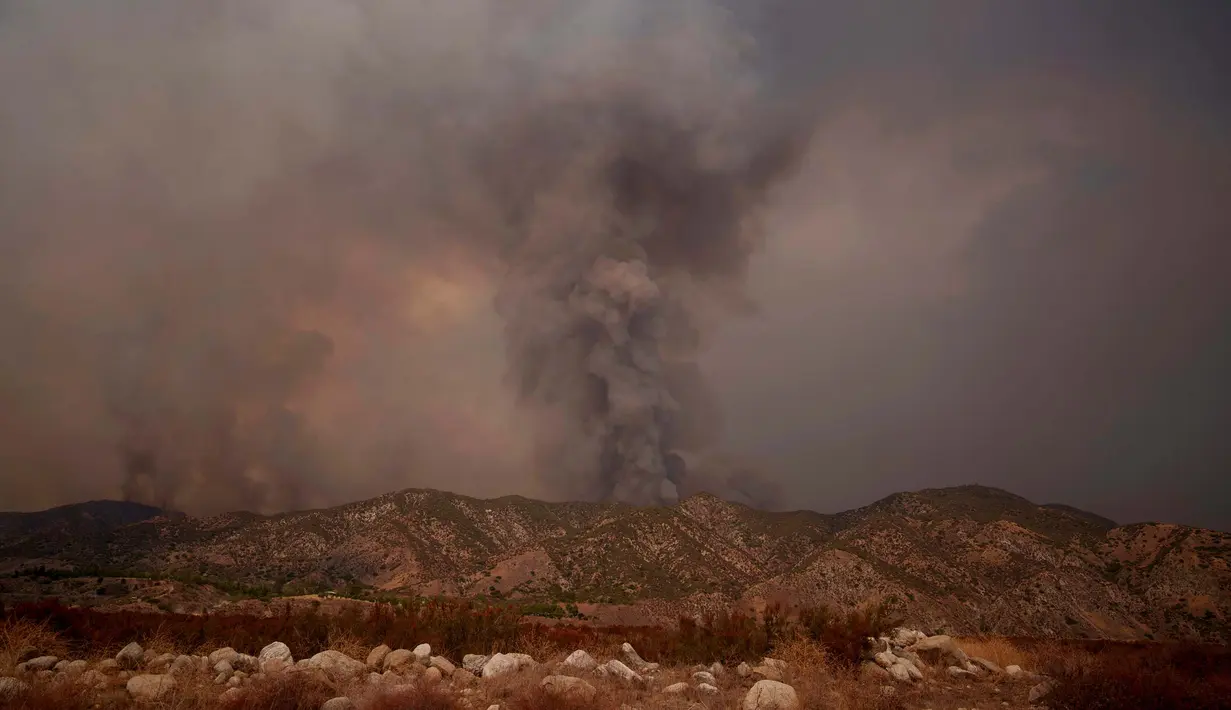 Kebakaran hutan tak terkendali dan terus meluas terjadi di kaki bukit hutan nasional di sebelah timur Los Angeles, Amerika Serikat (AS). (AP Photo/Eric Thayer)