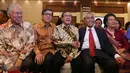 Menteri Perdagangan Enggartiasto Lukita (kiri), Menteri Hukum dan HAM Yasonna L Laoly (kedua kiri) Politisi Senior Golkar Akbar Tandjung (ketiga kiri) saat menghadiri HUT ke-80 politisi senior Sabam Sirait, Jakarta, (15/10). (Liputan6.com/Angga Yuniar)