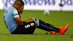 Pemain Timnas Uruguay, Alvaro Pereira, menutup wajahnya usai kalah 0-2 dari Kolombia di Stadion Maracana, Rio de Janeiro, (29/6/2014). (REUTERS/Pilar Olivares)