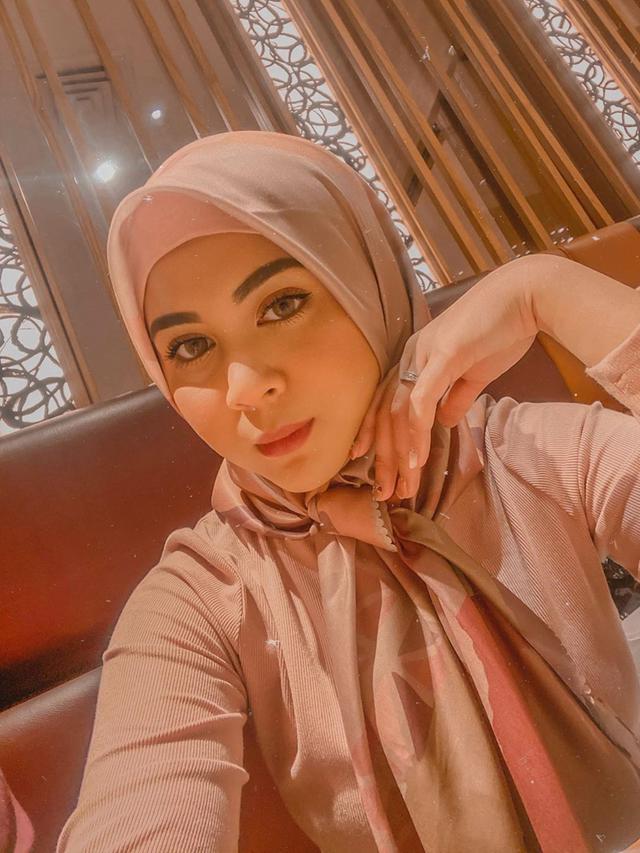 Mantap Berhijab Usai Dilamar, Ini 6 Potret Terbaru Kesha Ratuliu yang Makin Anggun