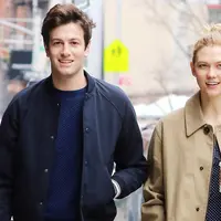 Supermodel dan anggota Taylor Swift squad akhirnya bertunnagan dengan Joshua Kushner usai 6 tahun pacaran. (usmagazine.com)
