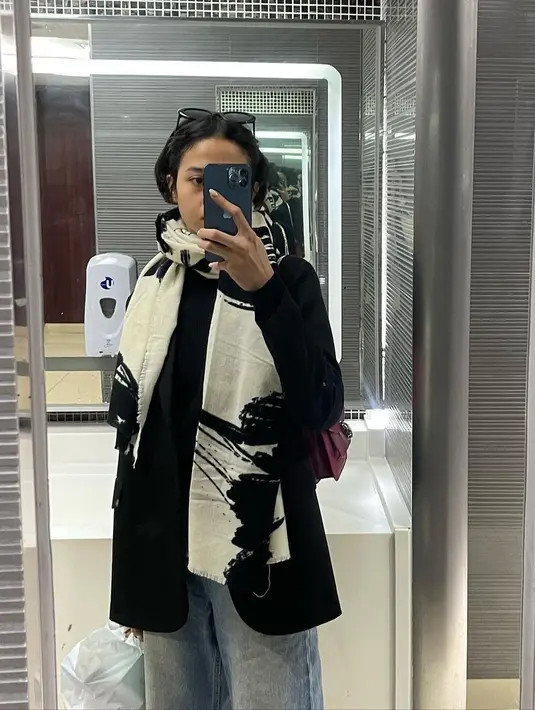 Di sela-sela kesibukannya, Putri Marino lakukan outfit check dengan gaya skena kekinian [@putrimarino]