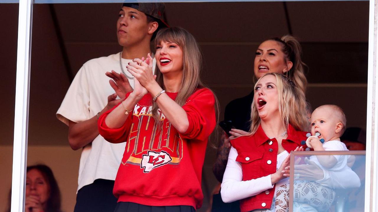 Taylor Swift dan Travis Kelce: Dukungan dan Mesra di Tempat Umum