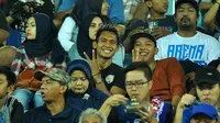 Hendro Siswanto tampak santai menyaksikan Arema vs Bhayangkara SU di Stadion Kanjuruhan, Malang (15/5/2016), bersama istri dan kerabatnya. (Bola.com/Iwan Setiawan)