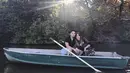Kezia Toemion berfoto bersama kekasihnya Aditya Trihatmanto diatas perahu. Adi dan Kezia telah merajut kasih sejak masih berusia 16 tahun. Kini mereka siap untuk menapaki jejak yang lebih serius. (instagram/keziatoemion)