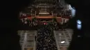 Ratusan ribu orang mengantre untuk bisa melihat langsung dan memberikan penghormatan terakhir kepada mendiang Paus Fransiskus. (Tiziana FABI/AFP)