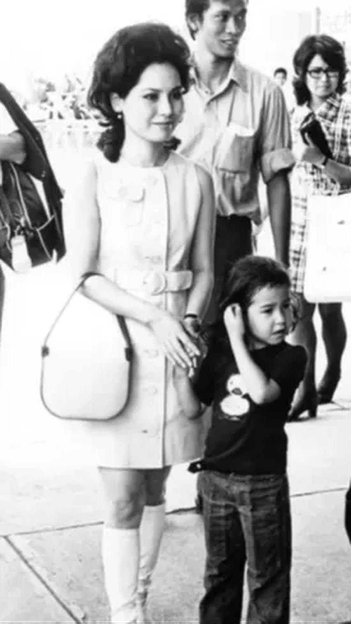 Kedatangannya bersama Kartika kecil ke Indonesia disambut dengan kondisi Soekarno yang tak berdaya dan tak mampu menggerakan tubuhnya. <br>