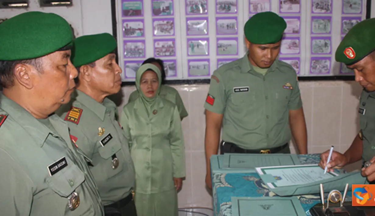 Citizen6, Kendal: Dandim 0715/Kendal Letkol Inf Tyas Koesharjadi memimpin upacara Serah Terima Jabatan sejumlah Danramil di jajaran Kodim 0715/Kendal pada, Selasa (17/4). (Pengirim: Aryo Widiyanto)