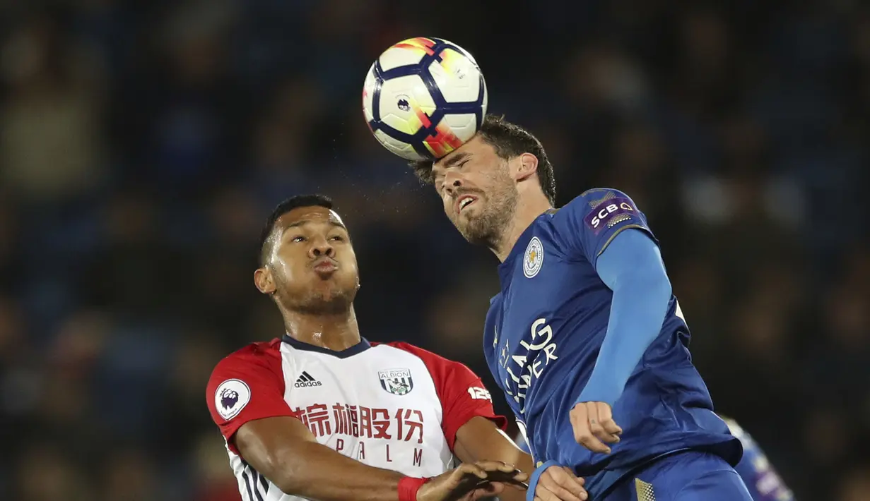 Pemain West Bromwich, Salomon Rondon mengganggu pemain Leicester City, Christian Fuchs (kanan) saat menyundul bola pada laga Premier League di King Power Stadium, Leicester, (16/10/2017). Leicester bermain imbang 1-1. (Nick Potts/PA via AP)