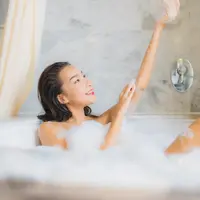 Ilustrasi perempuan mandi dengan bahagia/copyright freepik.com/lifeforstock