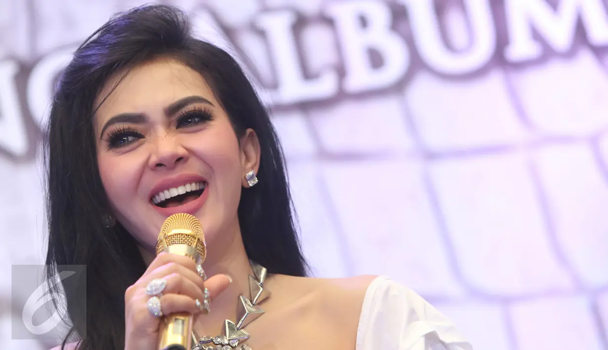 Syahrini membawakan sebuah lagu saat meluncurkan album baru bertajuk "Princess Syahrini", di Cinere Bellevue Mall, Cinere, Jawa Barat, Rabu (27/1/2016). Album "Princess Syahrini" adalah album ketiga Syahrini. (Liputan6.com/Herman Zakharia)