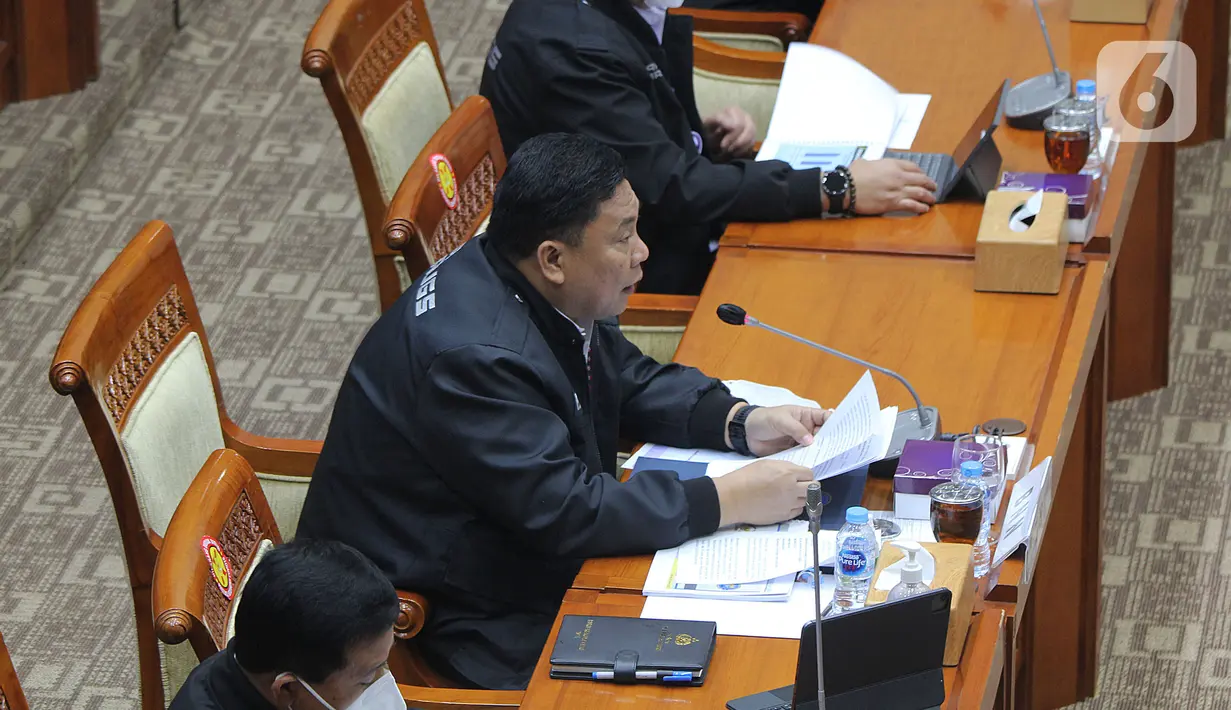 Kepala BNN RI Petrus Reinhard mengikuti rapat kerja dengan Komisi III DPR di Kompleks Parlemen, Jakarta, Kamis (20/1/2022). Raker juga membahas rencana kerja BNN tahun 2022, program prioritas dan strategi dalam pencapaian dengan pagu anggaran Rp1,8 triliun. (Liputan6 com/Angga Yuniar)